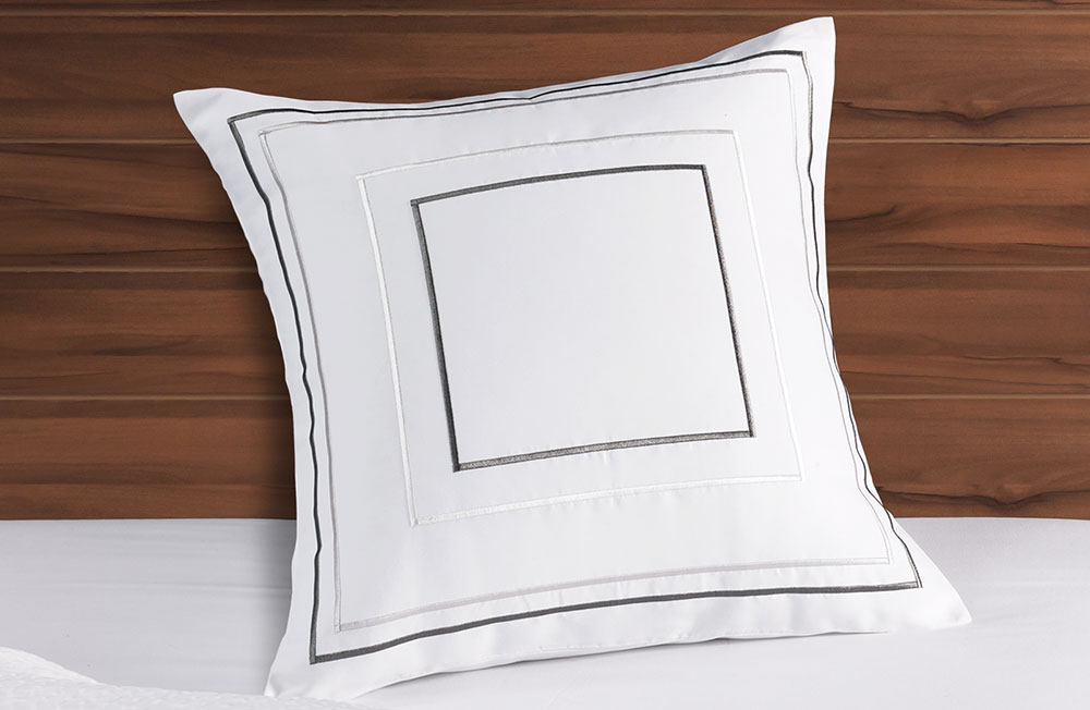https://www.shopcourtyard.com/images/products/v2/xlrg/shopcourtyard-geometric-throw-pillows-cym-108d_1_xlrg.jpg